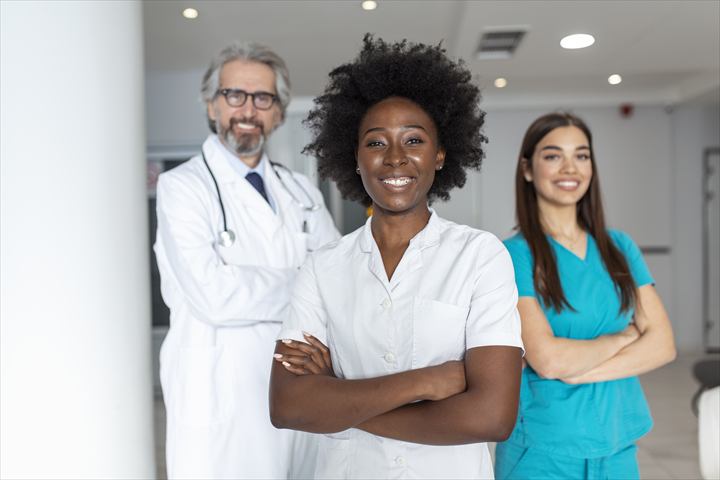 Equipe médica posando para foto no corredor da clínica